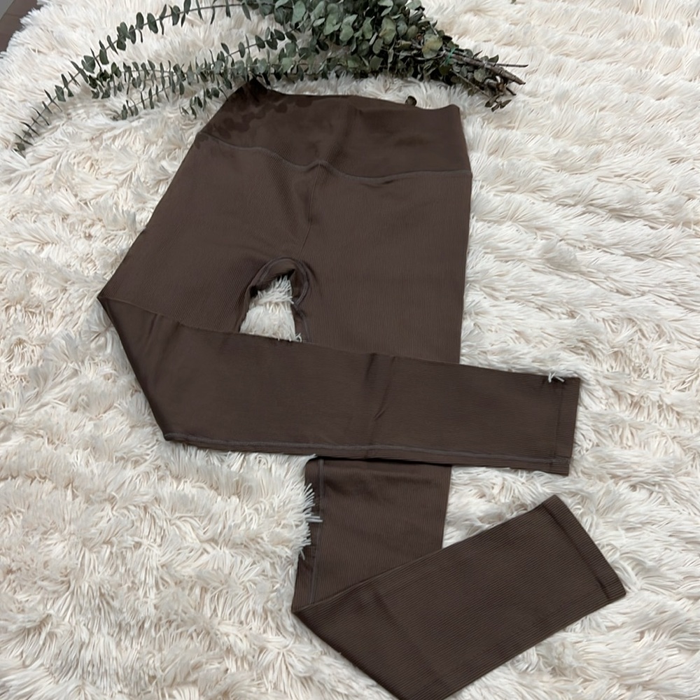 Alo Yoga Seamless High-Waist Ribbed Legging - Hot Cocoa color M